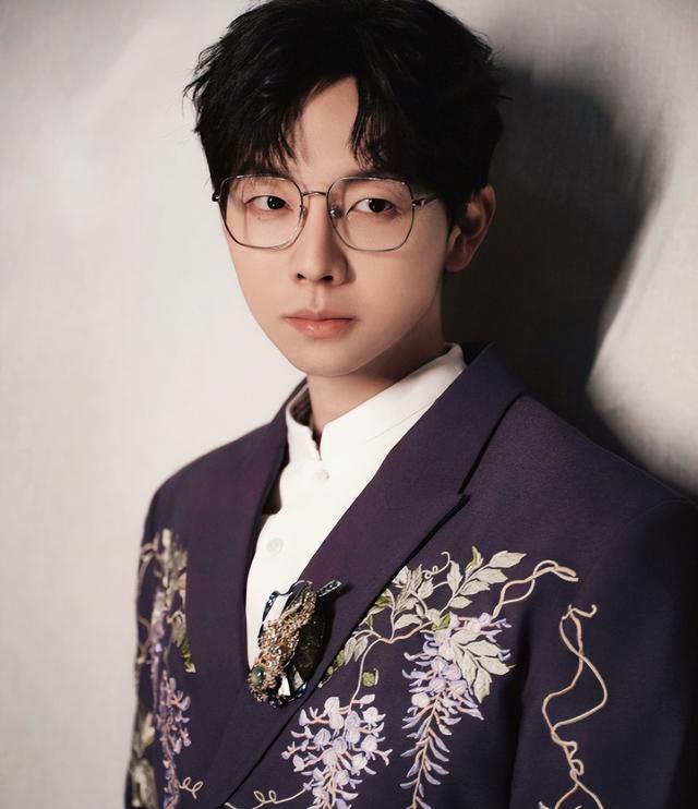 胡夏金晨恋情再添实锤,挽手遛狗同回女方家,为长辈带礼物被认可