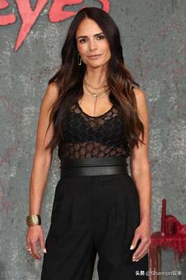 黑丝袜电影(乔丹娜-布鲁斯特 黑丝内搭 亮相电影《腥心眼》洛杉矶发布会活动)