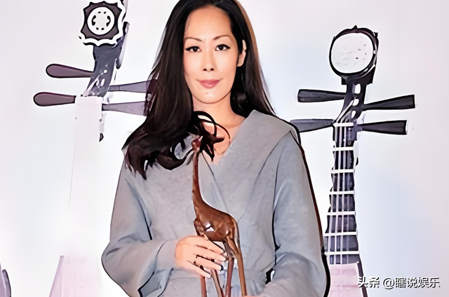 曾是“歌坛天后”，跟“活佛”生下孩子，现今露宿街头没钱住酒店