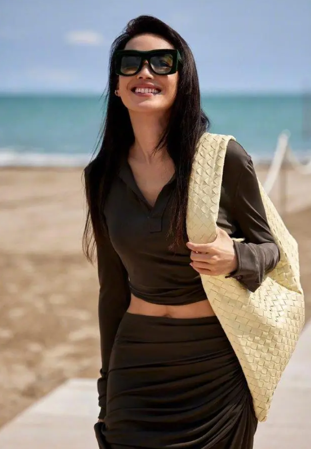 19岁舒淇拍“全裸写真”“三级片”一脱成名，老板亲自上场