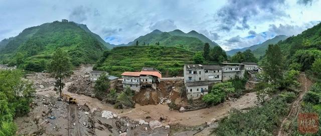 雅安汉源新华村大转移，救援人员在烂泥坡上搭起“人形阶梯”，现场直击