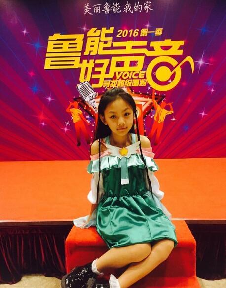 还记得《傻春》里面可爱的小小楚吗?如今10岁的她长这样