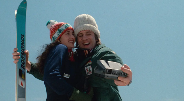 法国情侣假结婚只为美国绿卡，黑色幽默的《绿卡》，引人深思