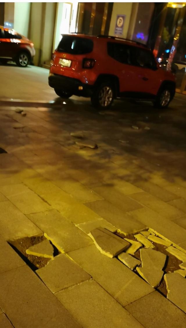 四川蓬安市民反映广场乱停车“地面到处压得稀烂”，当地回应已启动修复