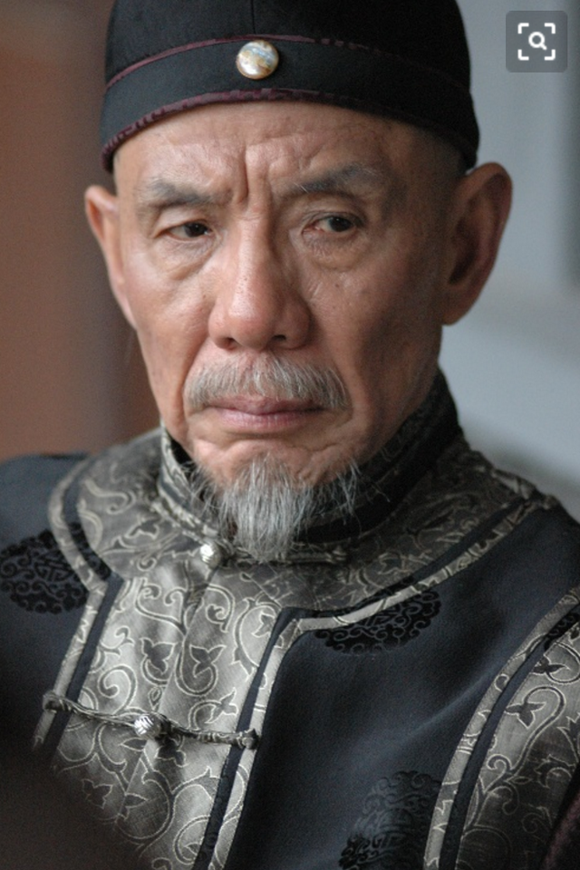 一生饰演配角、丑角，高俅形象堪称经典，老戏骨内心善良德艺双馨