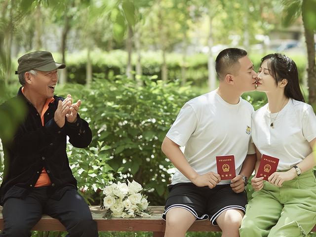 “黑魔仙”小月六一官宣,相差十岁姐弟恋,旁若无人当众接吻