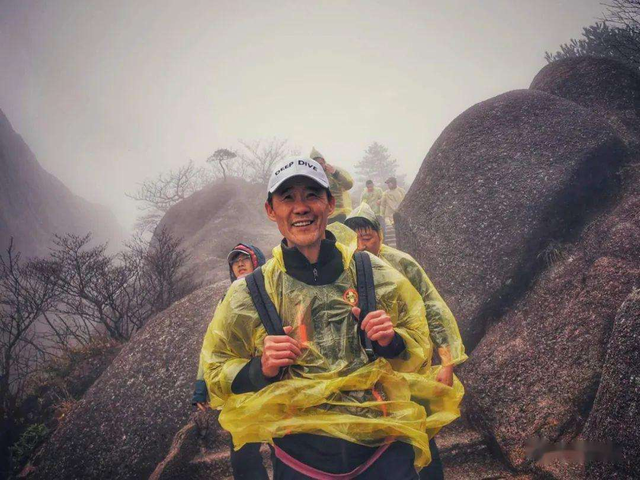 万科王石69岁再得幼女，每月退休金可领100万，妻子比他小30岁