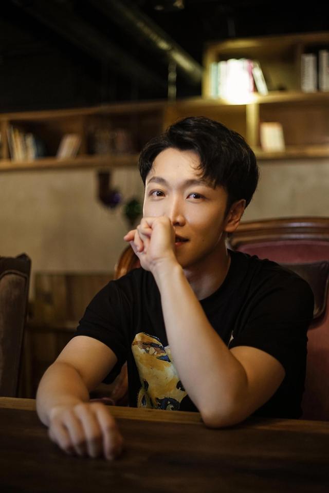 张海宇咖啡店大片曝光 帅气绽笑颜阳光有型