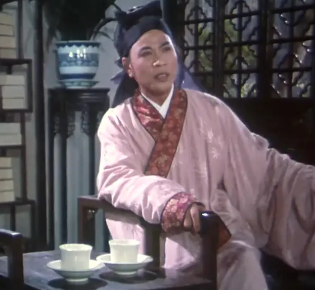 刘少奇特型演员郭法曾偶遇刘平平，请她抽烟，刘接过：我听我爸的