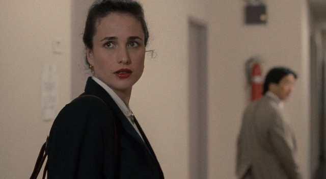 法国情侣假结婚只为美国绿卡，黑色幽默的《绿卡》，引人深思