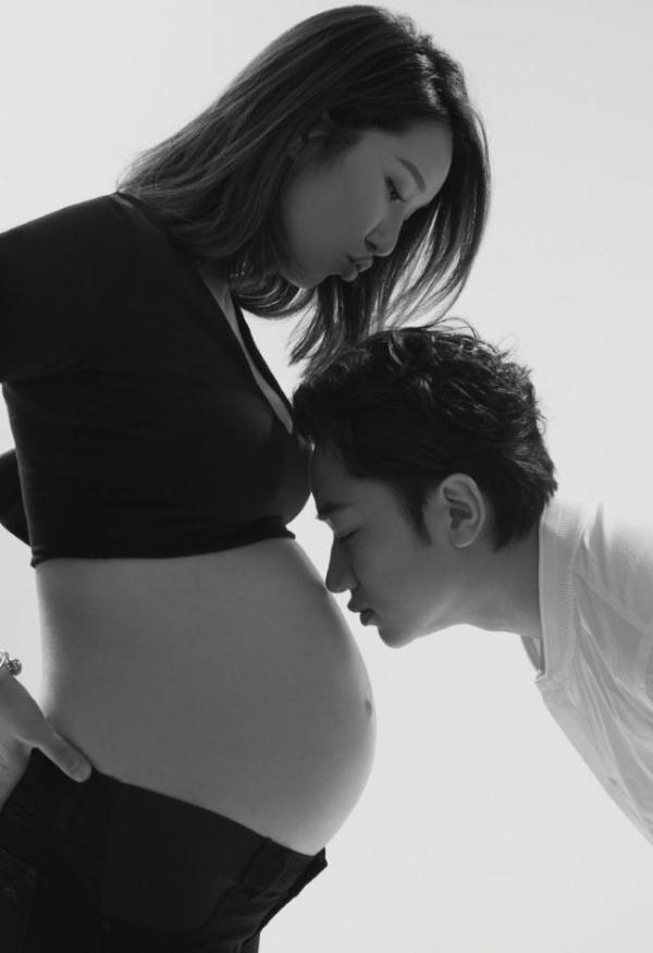 李亚男挺着孕肚拍摄写真照，王祖蓝低头亲吻肚子，展现完美侧颜杀