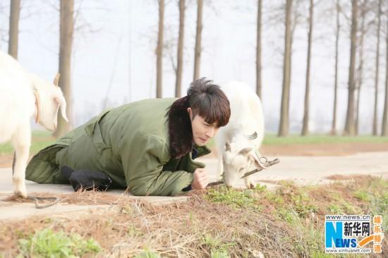 张艺兴《极挑4》曝光原名 放羊少年张加帅路边吃草