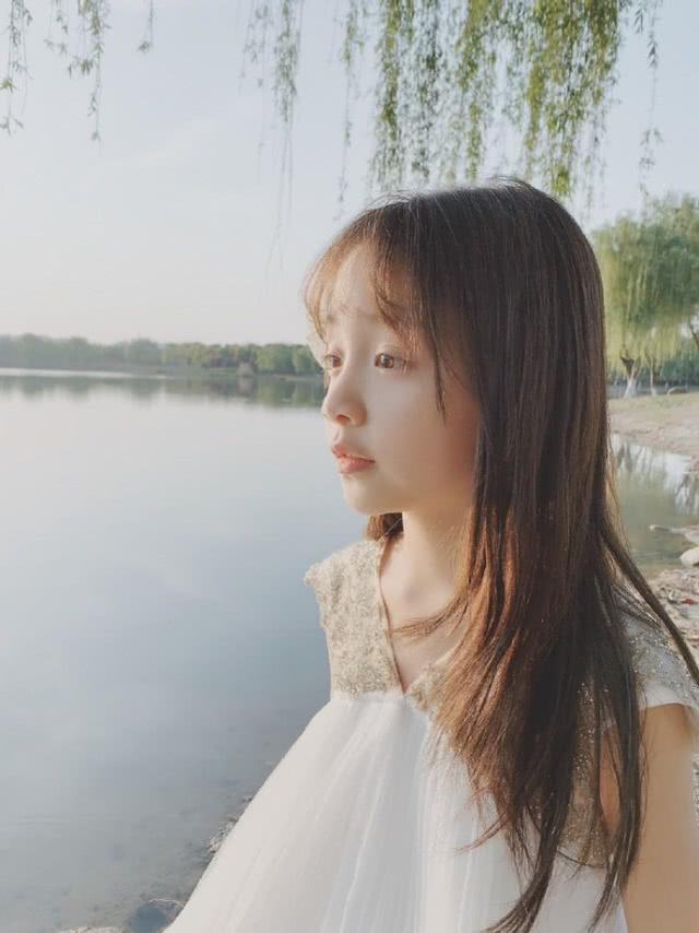 冯雪雅晒近照美得像个小天使，小姜生长大了美少女感十足