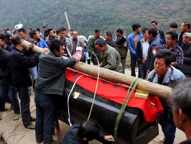 农村抬棺出殡讲究多,老人说四类人不能抬棺,是哪四人?该看看