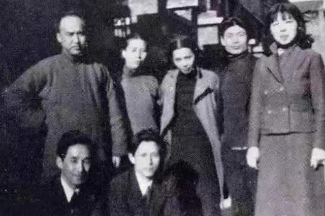 鲁迅爱徒萧红,2次出逃2次怀娃,被4个男人迷恋,因误割喉丢命