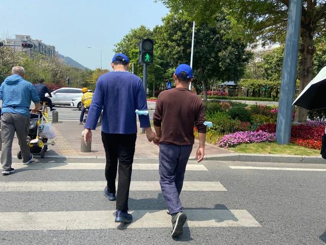 一位大龄自闭症患者母亲的自白:我只想比孩子多活一天