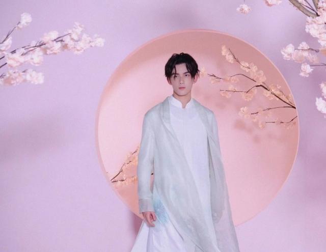 吴磊全新古装大片释出 执扇轻摇听风展侠气风骨