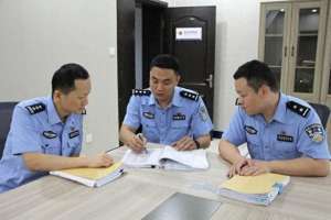 小职员(挖出公司“内鬼”,揭开小职员的“双面”人生)