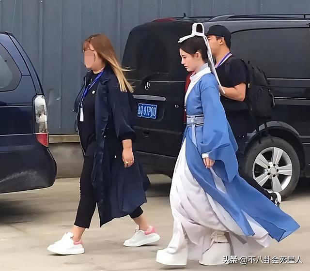 怪不得电视剧只拍上半身！踩“高跷”、垫箱子，看了花絮太尴尬