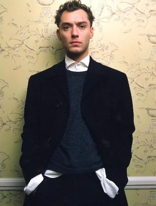 裘德洛:曾帅到掉渣,如今52岁油到不能看,6个孩子只有女儿像他