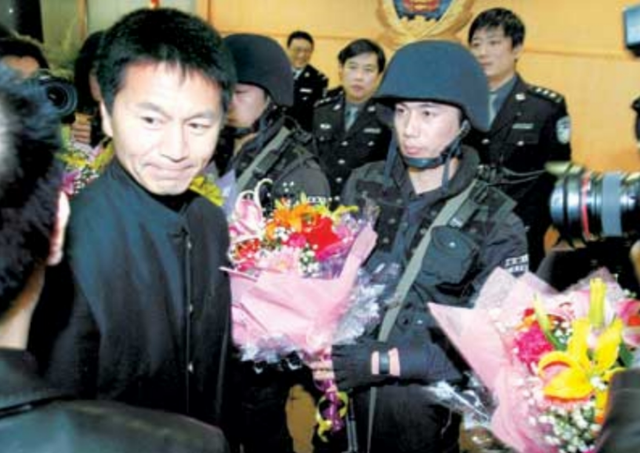 著名演员吴若甫：当红时被绑架，44岁娶22岁妻子，如今怎么样了？