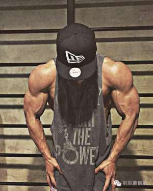 金钟国肌肉(讨人喜欢｜金钟国的肌肉原来都是挨打打出来的)