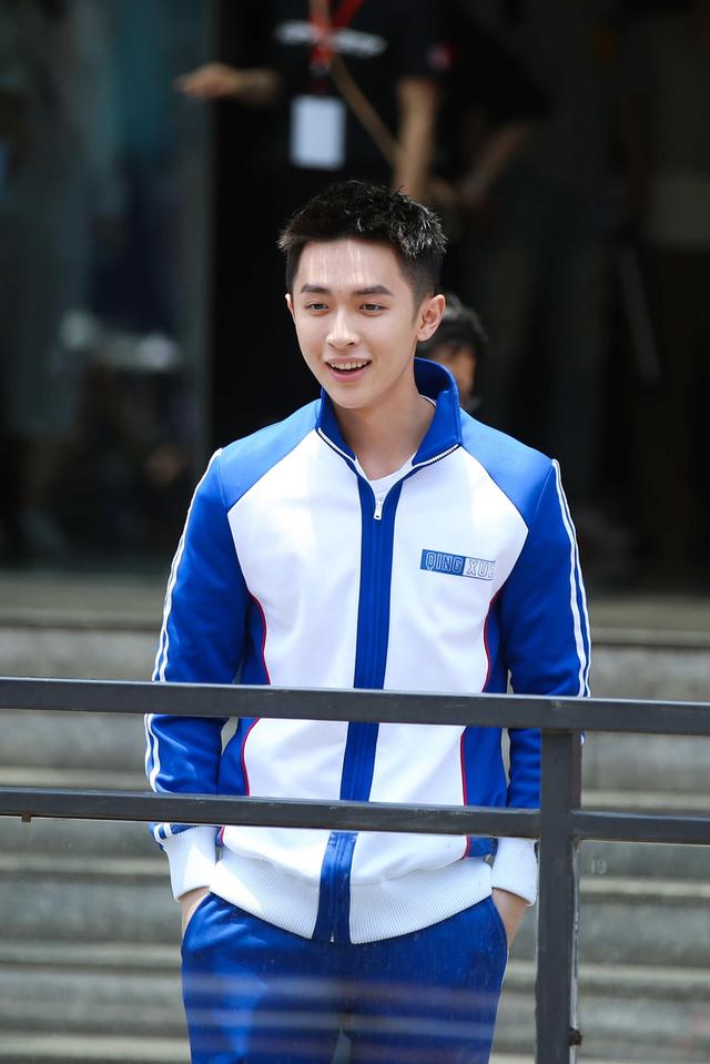 彭昱畅董力张逸杰谢彬彬蓝白校服现身 阳光少年活力十足