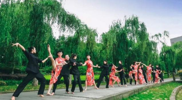 辣眼睛！看了这些男扮女装的妖娆毕业照，麻麻再也不想我毕业了！