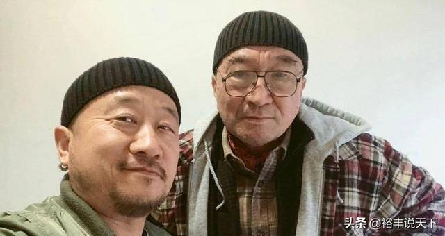 78岁李保田现身苍蝇小馆！上二楼毫不费劲，已定居山东威海养老