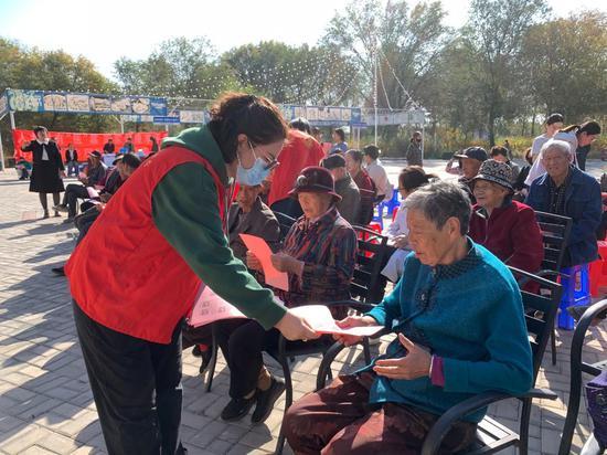 阜康：重阳秋色暖 敬老爱更浓