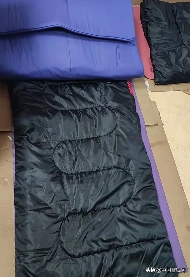 【疫情当前 警察不退】上海虹口：“三人小组”抗疫情