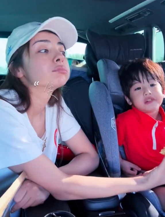姜潮开车带妻儿外出！麦迪娜素颜状态真实，3岁儿子精致似洋娃娃