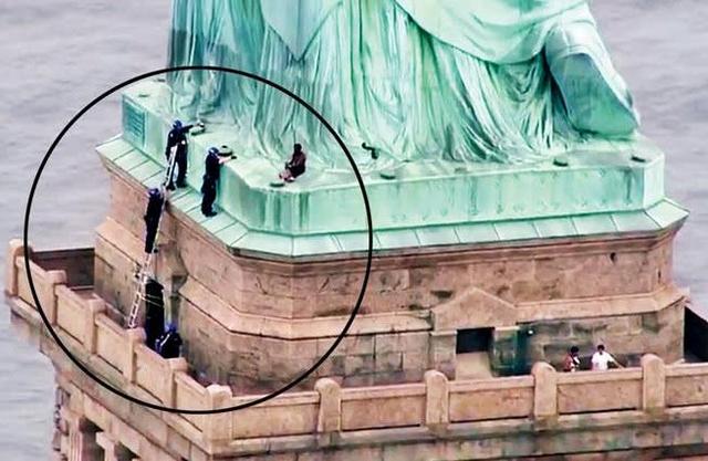 爬上自由女神像抗议特朗普，美国女子被判处一年半监禁