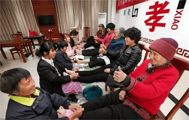 老婆出差去外地，我与岳母同住，却意外发现其不为人知的“秘密”