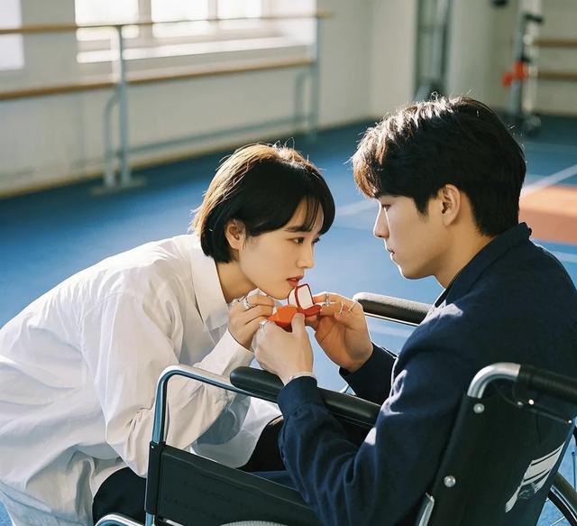 无臂之拥：截肢舞者与聋哑恋人的婚讯诠释「不完美」爱情真谛