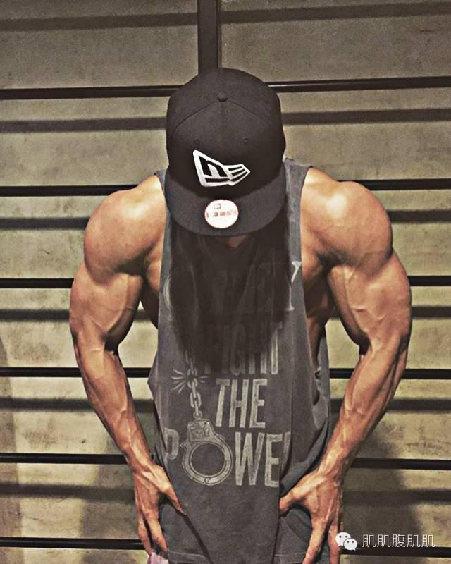 讨人喜欢｜金钟国的肌肉原来都是挨打打出来的