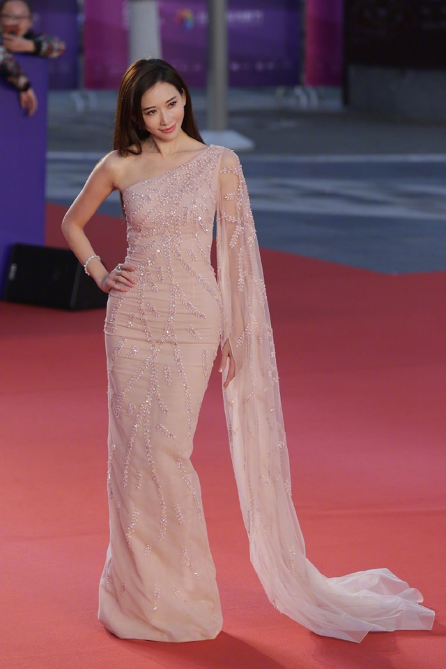 “林志玲”一把年纪还这么大胆，穿透视衣走机场，真不怕老公吃醋