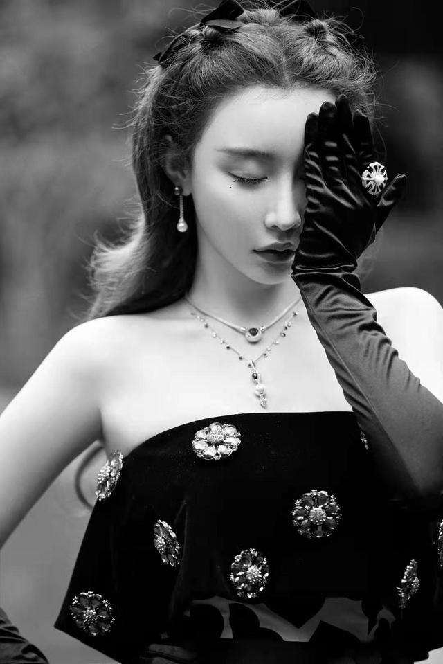 周麟嘉,迷人写真,彰显性感魅力!