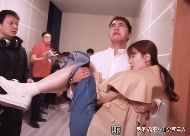怪不得电视剧只拍上半身！踩“高跷”、垫箱子，看了花絮太尴尬