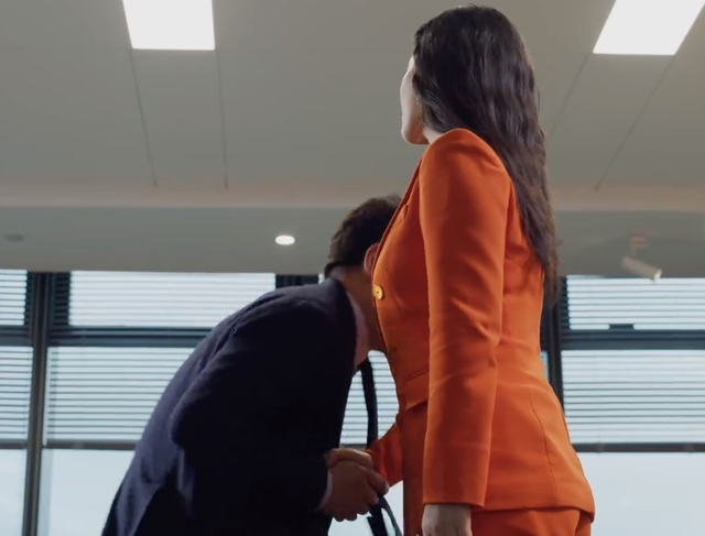 48岁黄渤新剧开播！搭档38岁朱珠被指演技浮夸，收视不佳剧情尴尬