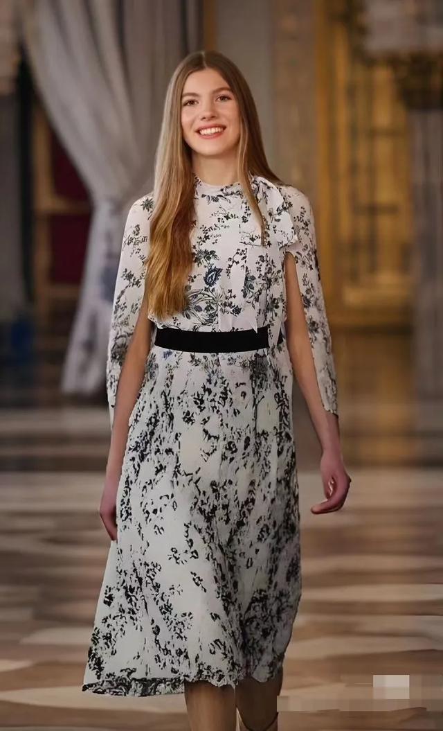 长腿美少女！17岁的索菲亚公主，这身材很欧美，衣品直逼母亲莱后