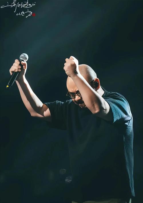 刀郎20年传奇：从歌厅瘸腿歌手到文化核弹，背后不为人知的故事？