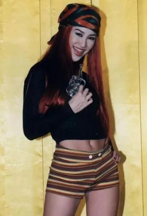 “电臀天后”李玟：凭屁股出名,嫁洋老公9次试管却总是怀不上孩子