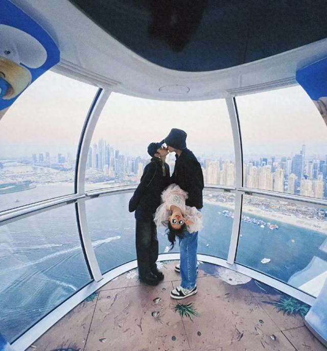 #唐艺昕发与张若昀亲吻照#