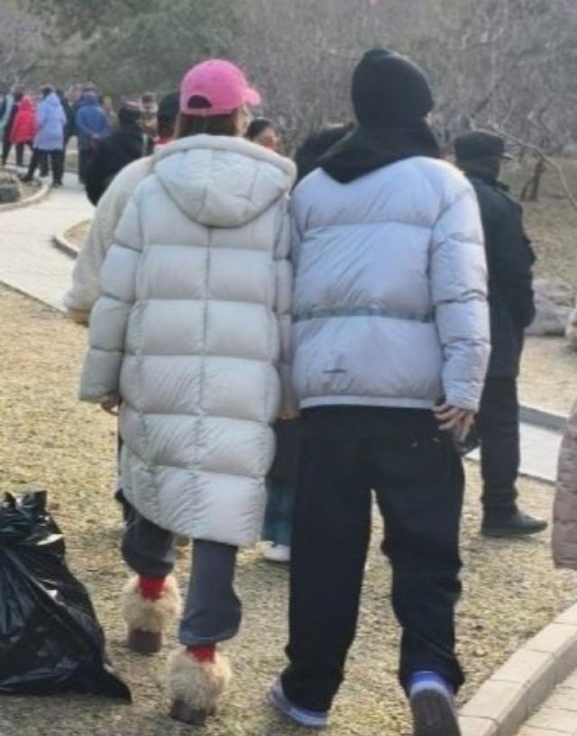 胡夏金晨恋情再添实锤,挽手遛狗同回女方家,为长辈带礼物被认可