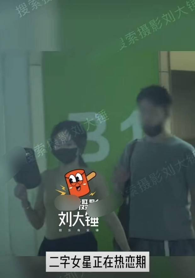 黄龄和男友手牵手逛街 感情甜蜜身高差很萌