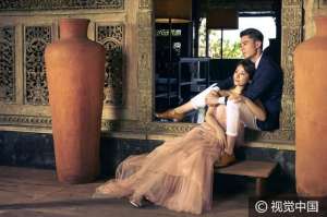 林心如婚纱照图片(虐狗ing霍建华、林心如婚纱照甜蜜依偎 十指紧扣满脸幸福)