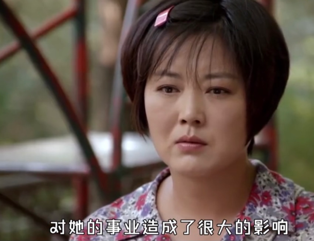 美女主持人眼睛像快掉出来，身材魁梧被批丑，旧照太美揭悲惨真相