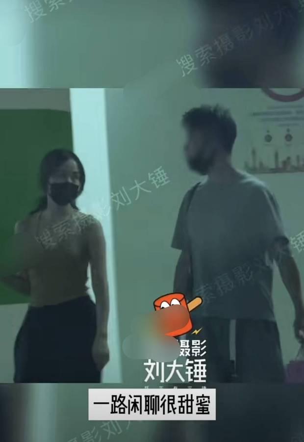 黄龄和男友手牵手逛街 感情甜蜜身高差很萌