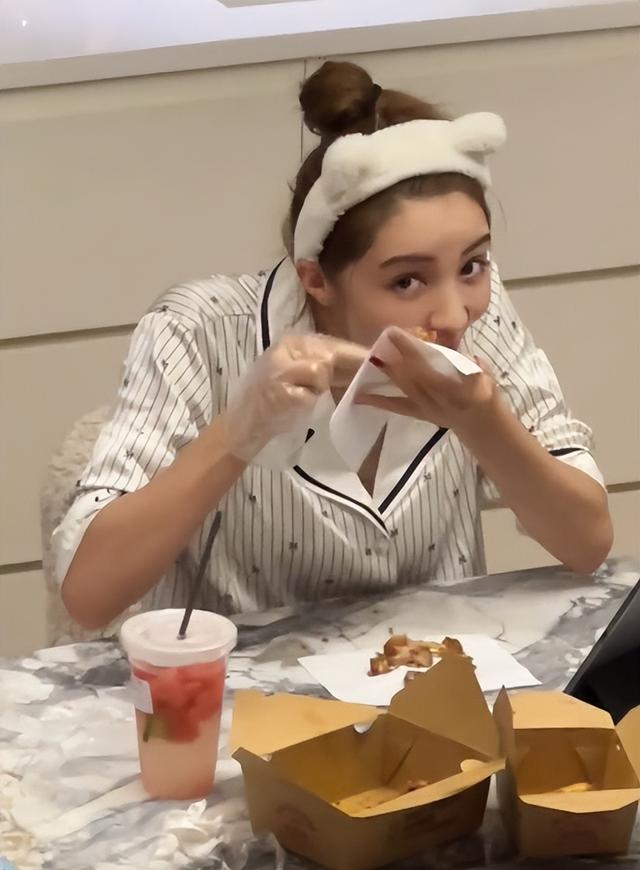 姜潮开车带妻儿外出！麦迪娜素颜状态真实，3岁儿子精致似洋娃娃